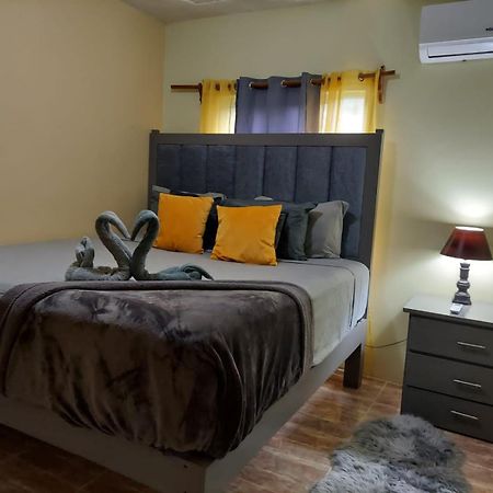 Cambridge Mi Casa Ur Casa With Pool And Beach Access Runaway Bay Εξωτερικό φωτογραφία