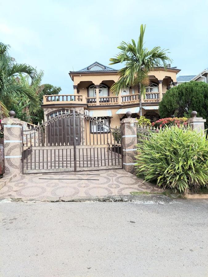 Cambridge Mi Casa Ur Casa With Pool And Beach Access Runaway Bay Εξωτερικό φωτογραφία